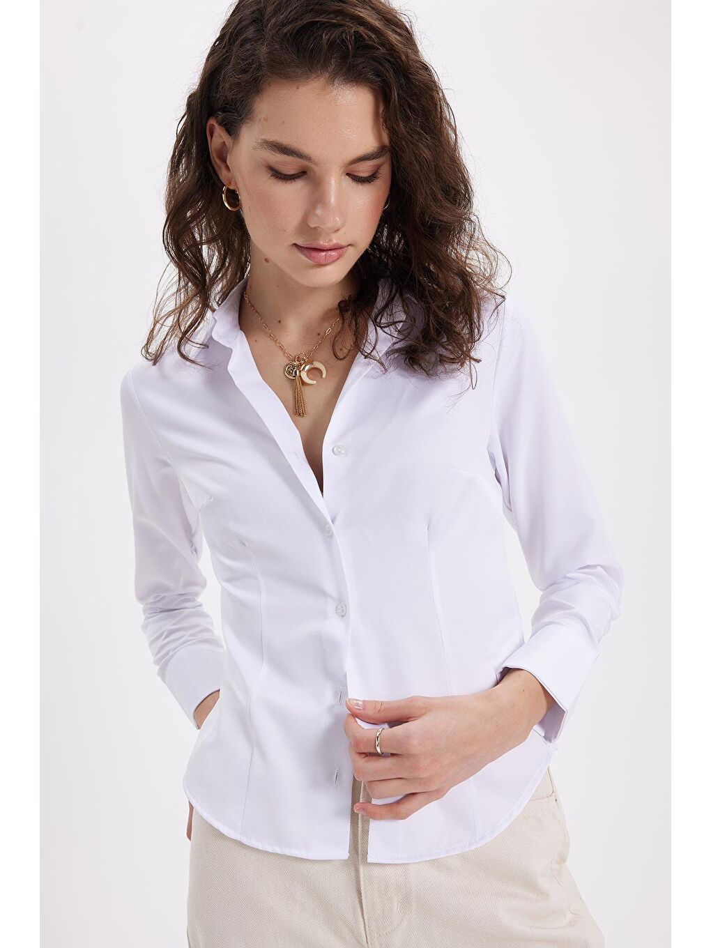 Kadın Slim Fit Dar Kesim Pensli Vucüda Oturan Uzun Manşet Beyaz Gömlek-1