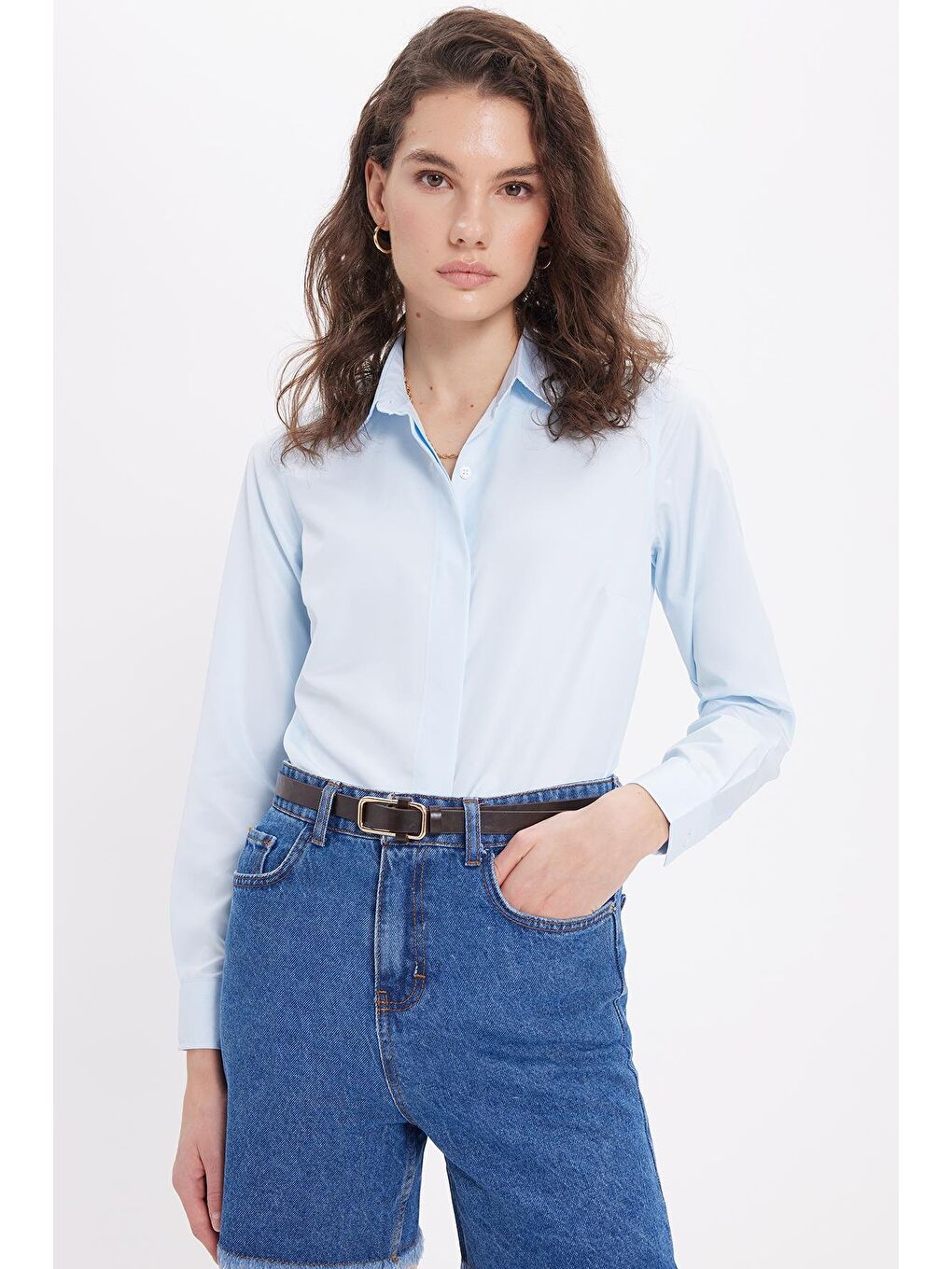 Kadın Slim Fit Dar Kesim Vucüda Oturan Uzun Kollu Gizli Düğme Detaylı Mavi Basic Gömlek-4
