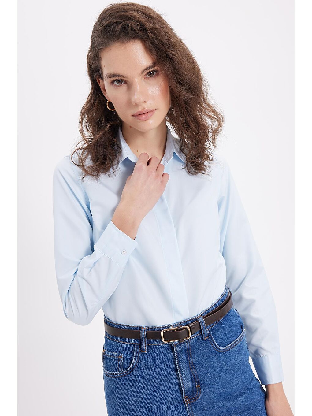 Kadın Slim Fit Dar Kesim Vucüda Oturan Uzun Kollu Gizli Düğme Detaylı Mavi Basic Gömlek-5