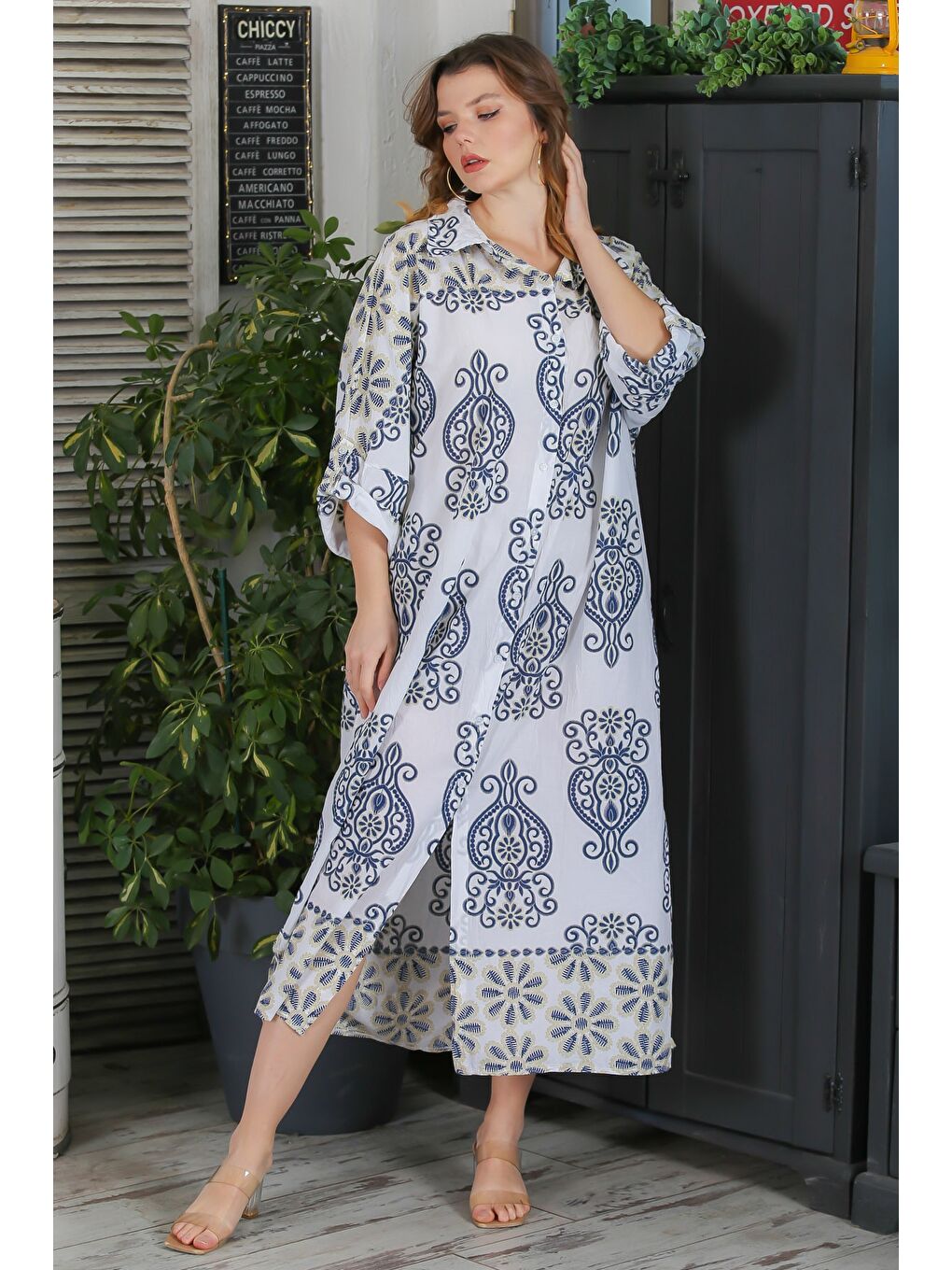 İtalyan Beyaz-Mavi Gömlek Yaka Düğmeli 3/4 Kol Yırtmaçlı Allover Baskılı Oversize Dokuma Elbise-1
