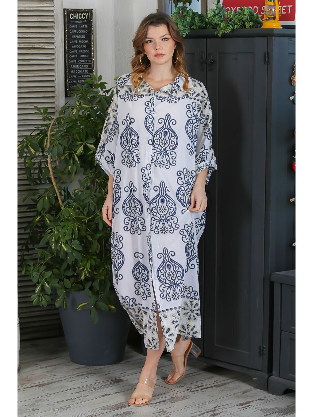 İtalyan Beyaz-Mavi Gömlek Yaka Düğmeli 3/4 Kol Yırtmaçlı Allover Baskılı Oversize Dokuma Elbise-2