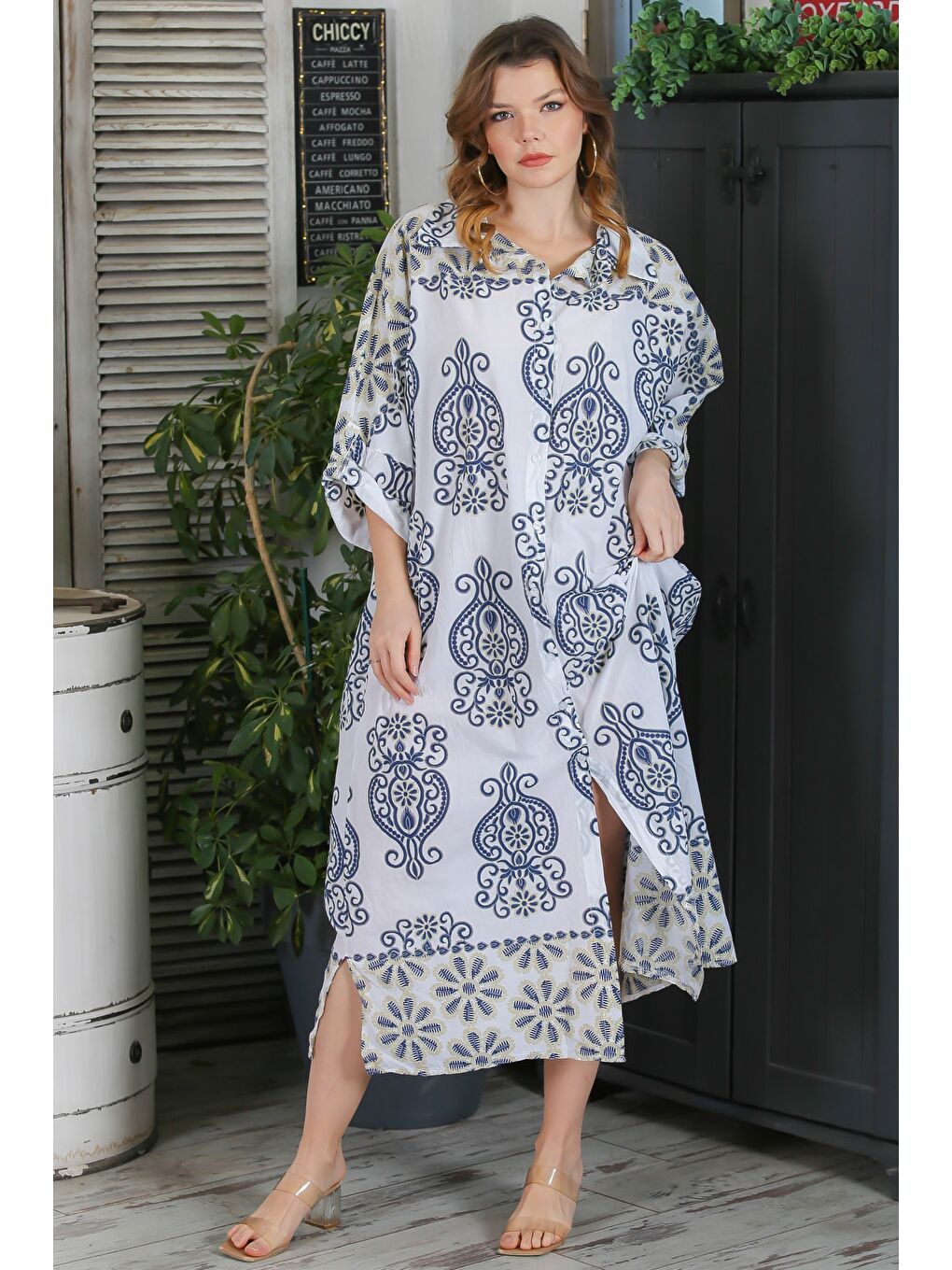 İtalyan Beyaz-Mavi Gömlek Yaka Düğmeli 3/4 Kol Yırtmaçlı Allover Baskılı Oversize Dokuma Elbise-3