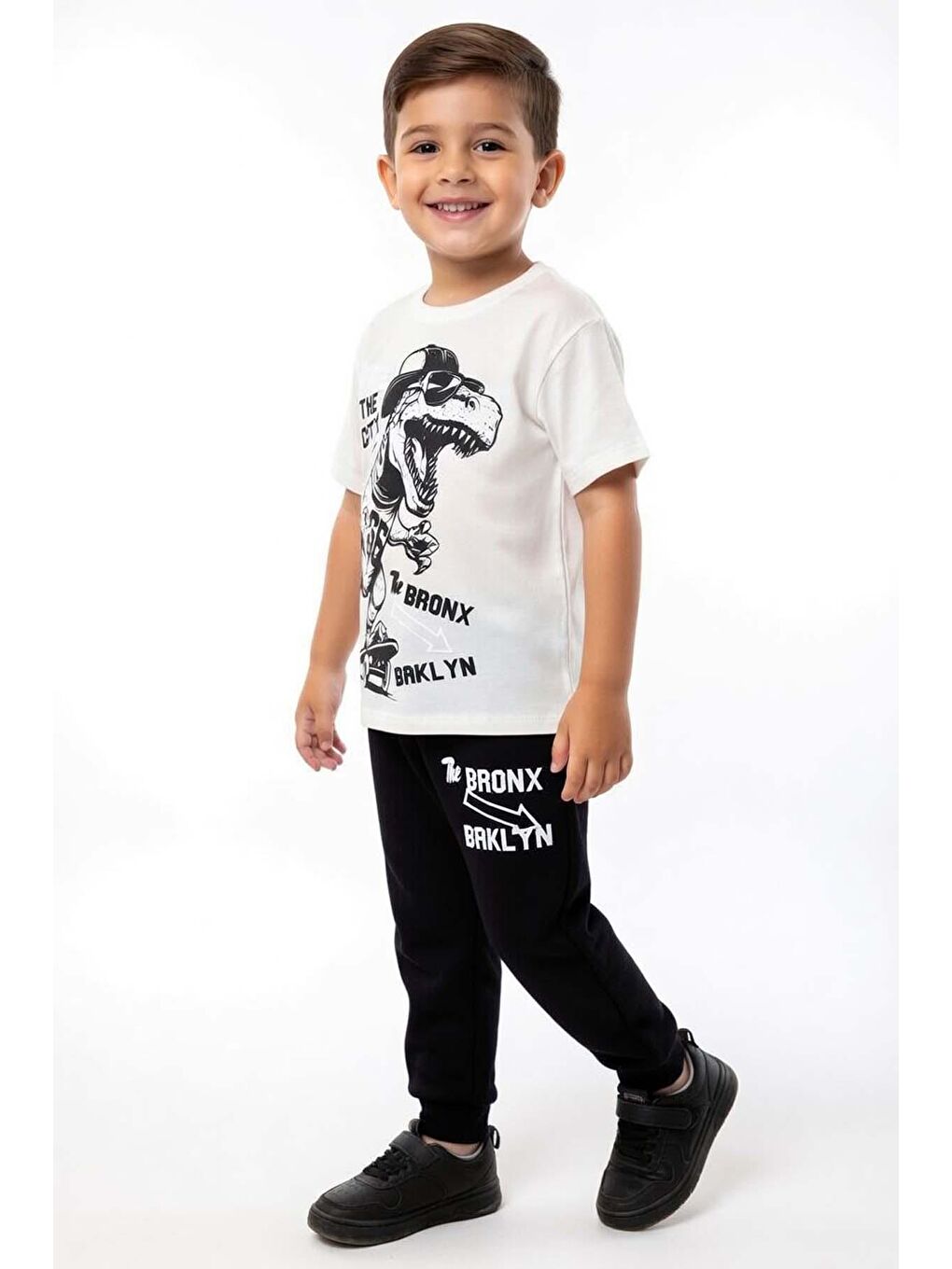 Erkek Çocuk Üzeri Yazı ve Kaykay Dino Baskılı Bileği Manşetli Siyah Pijama Takımı-1