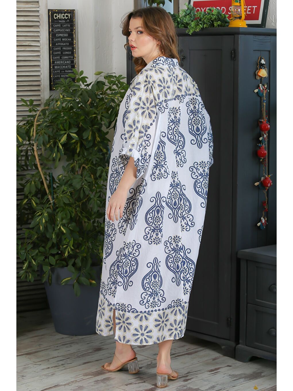 İtalyan Beyaz-Mavi Gömlek Yaka Düğmeli 3/4 Kol Yırtmaçlı Allover Baskılı Oversize Dokuma Elbise-4