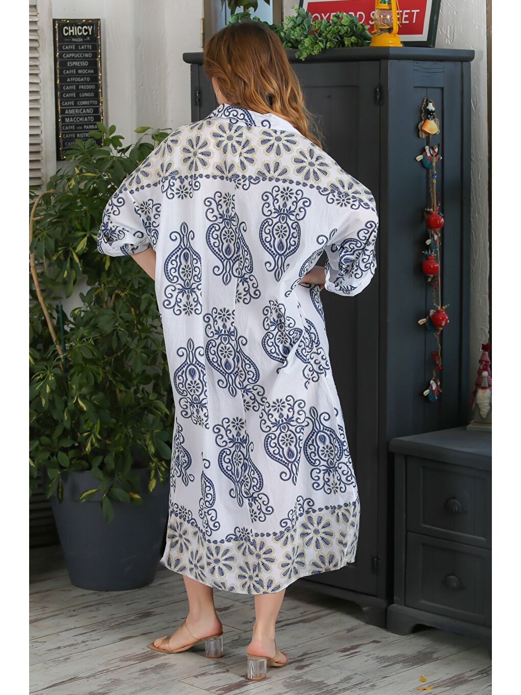 İtalyan Beyaz-Mavi Gömlek Yaka Düğmeli 3/4 Kol Yırtmaçlı Allover Baskılı Oversize Dokuma Elbise-5