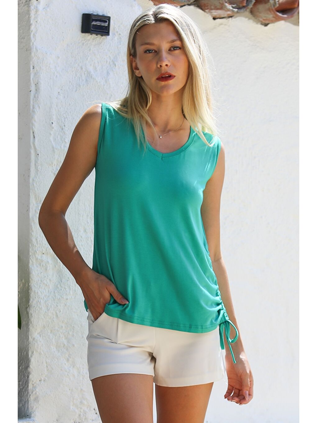 Yeşil V Yaka Kolsuz Yanları Büzgülü Örme Casual Bluz-1