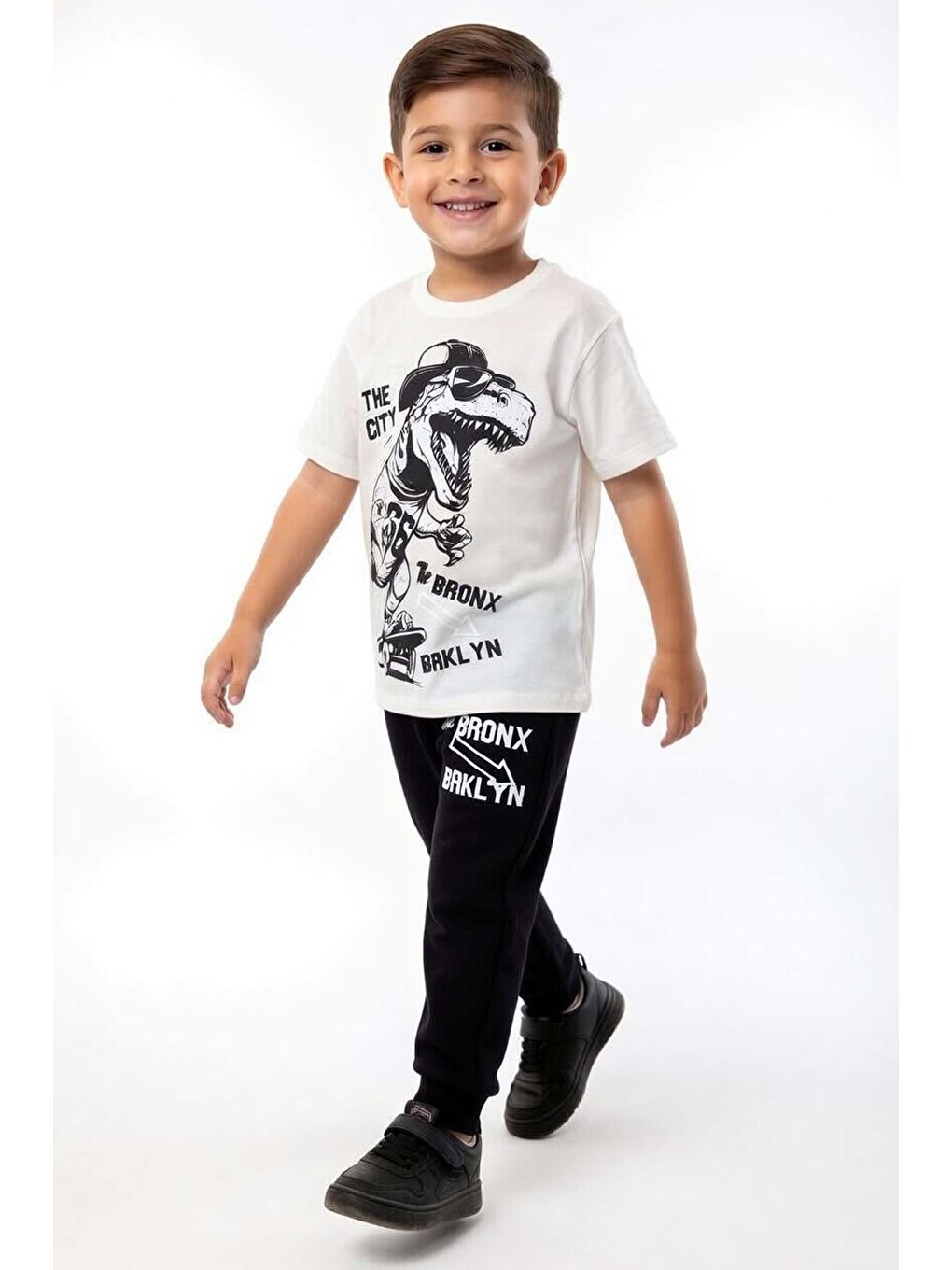 Erkek Çocuk Üzeri Yazı ve Kaykay Dino Baskılı Bileği Manşetli Siyah Pijama Takımı-2