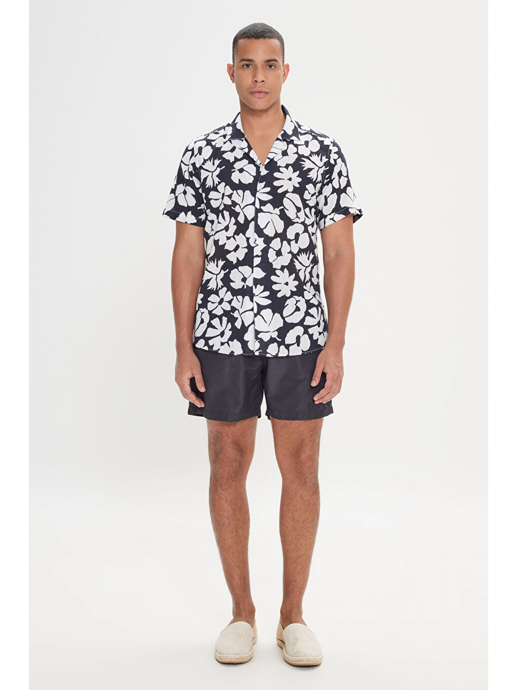 Erkek Siyah-Beyaz Slim Fit Dar Kesim Küba Yaka Kısa Kollu Baskılı Gömlek-1