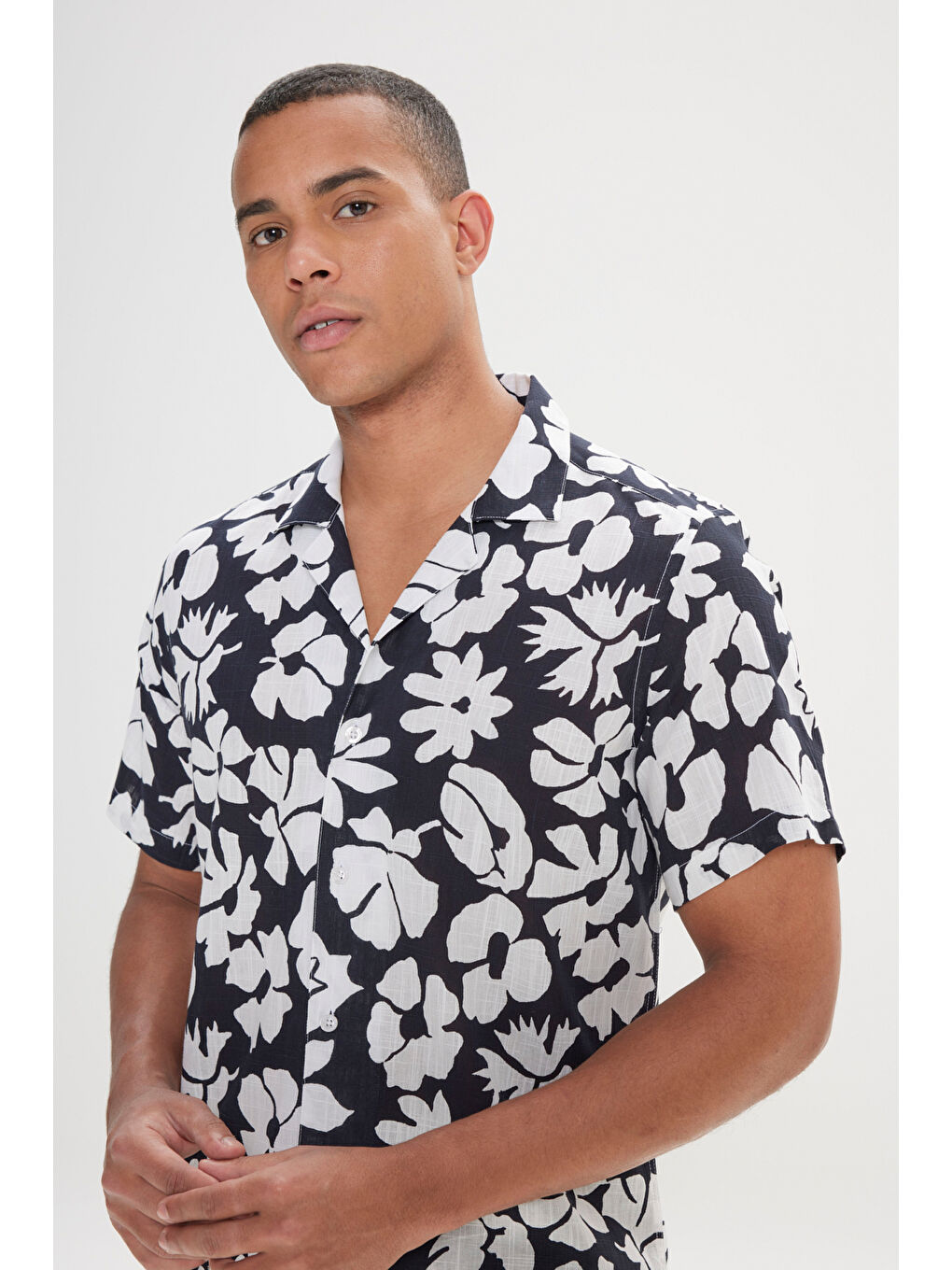 Erkek Siyah-Beyaz Slim Fit Dar Kesim Küba Yaka Kısa Kollu Baskılı Gömlek-2