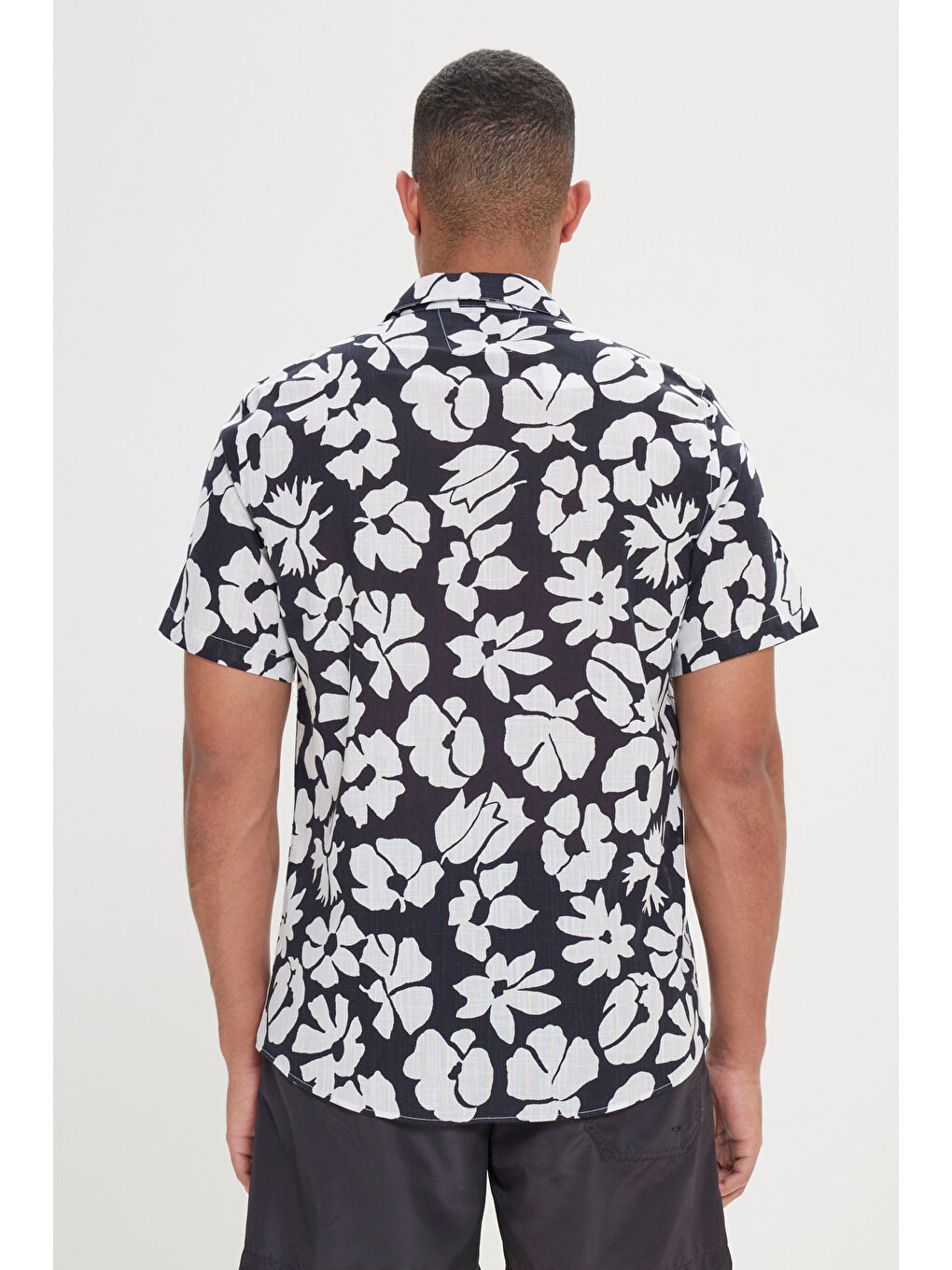 Erkek Siyah-Beyaz Slim Fit Dar Kesim Küba Yaka Kısa Kollu Baskılı Gömlek-3