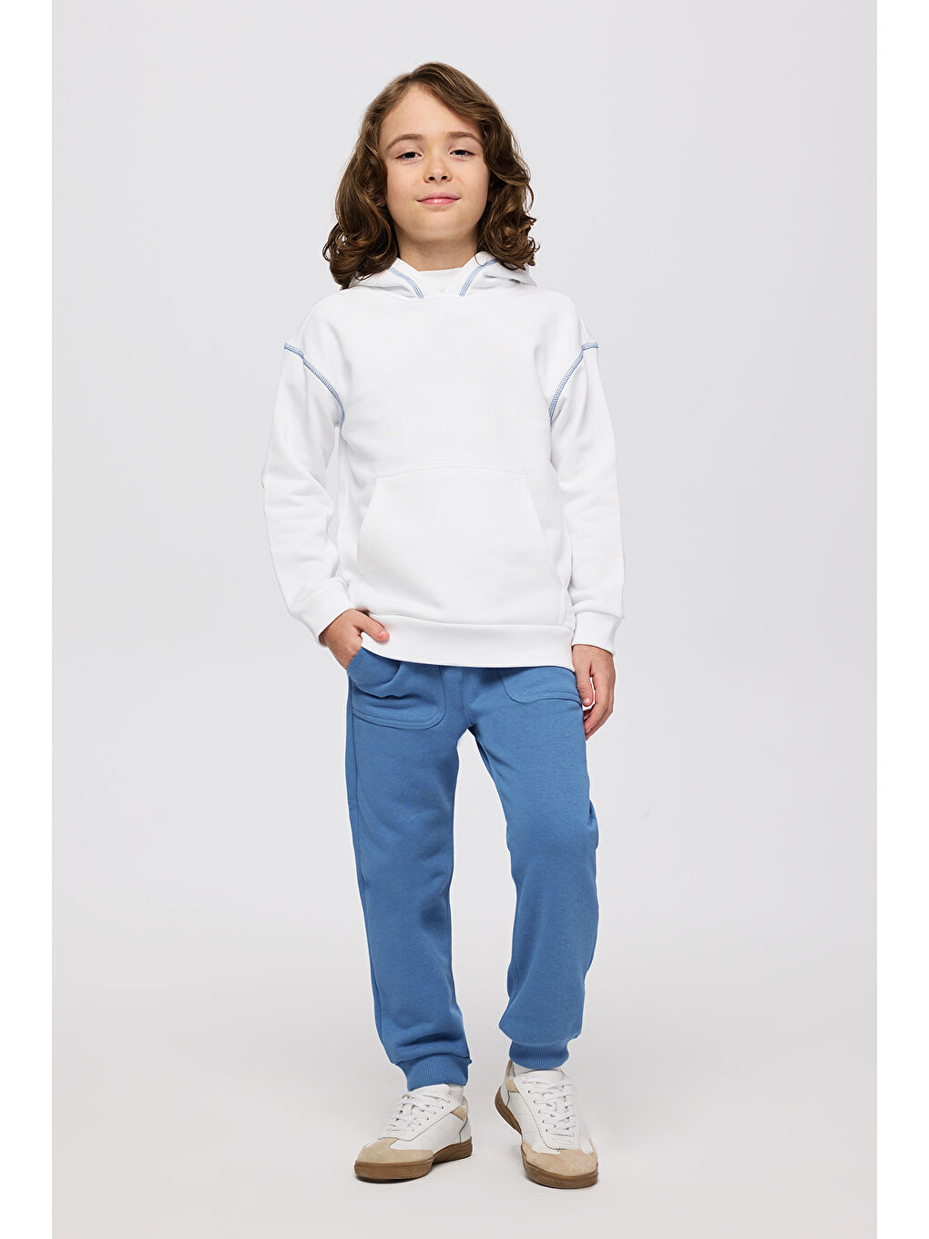 Erkek Çocuk Kapüşonlu Nakışlı Kanguru Cepli Kontrast Dikiş Detaylı Beyaz Sweatshirt