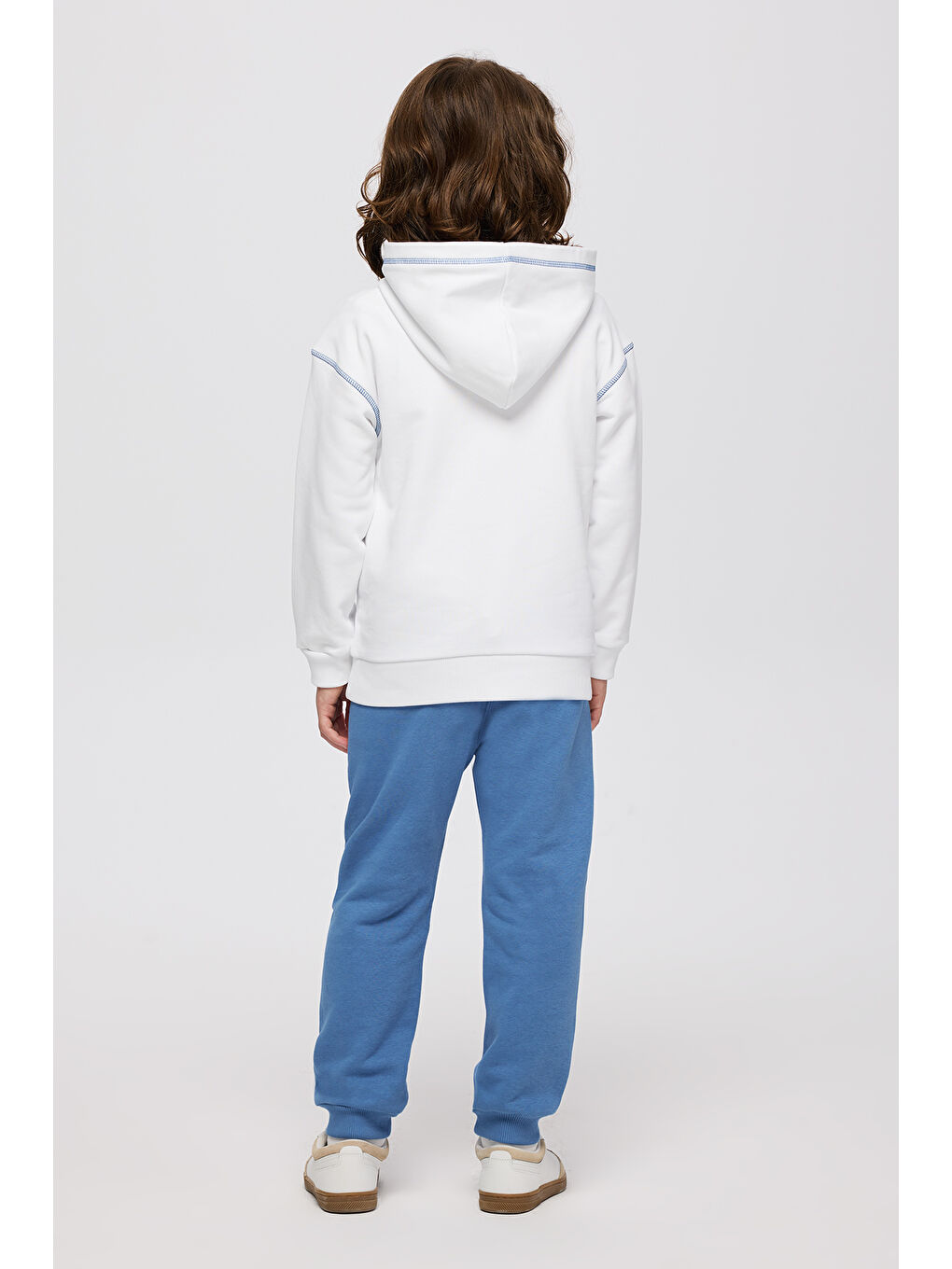 Erkek Çocuk Kapüşonlu Nakışlı Kanguru Cepli Kontrast Dikiş Detaylı Beyaz Sweatshirt-1