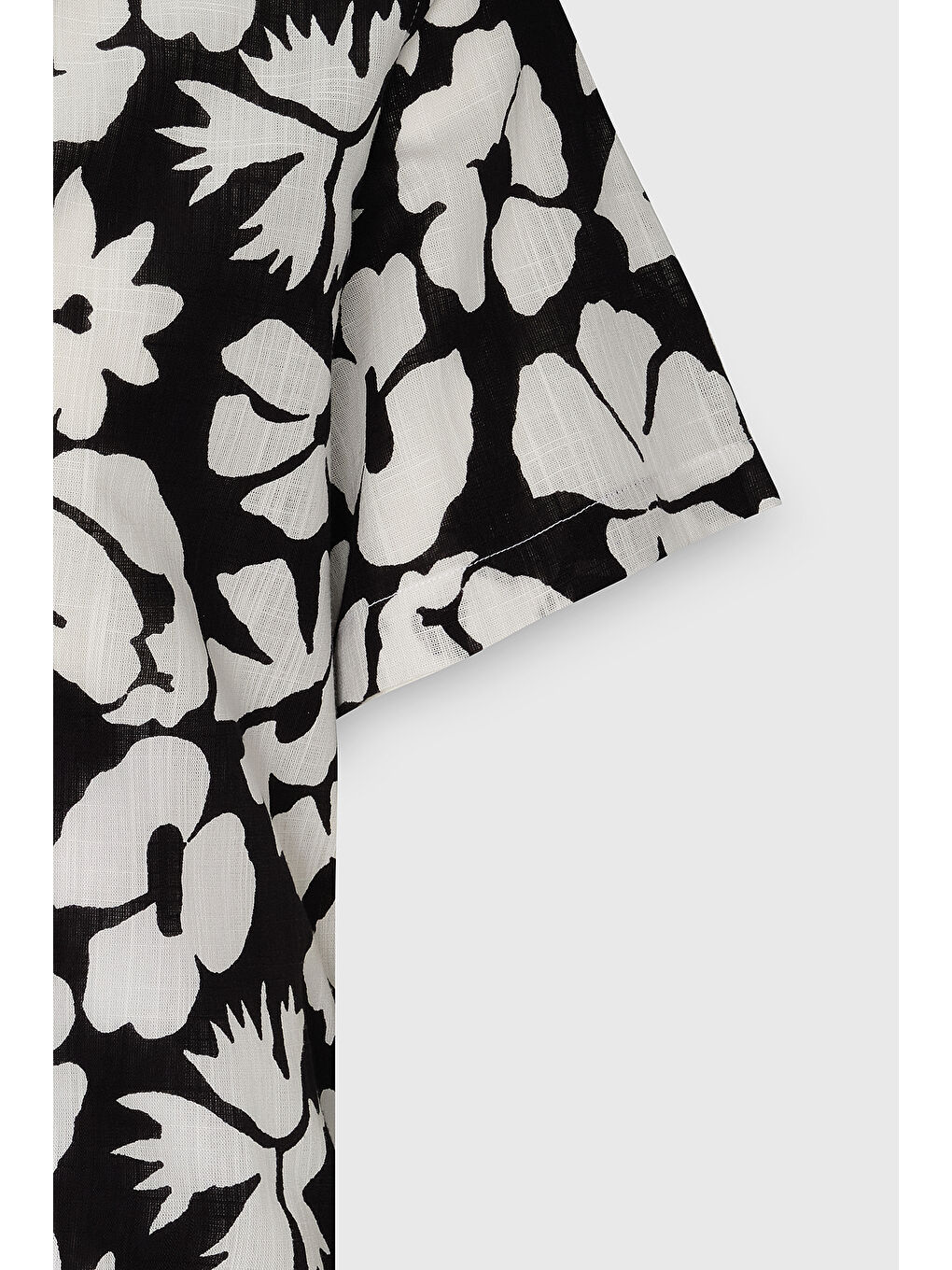 Erkek Siyah-Beyaz Slim Fit Dar Kesim Küba Yaka Kısa Kollu Baskılı Gömlek-6