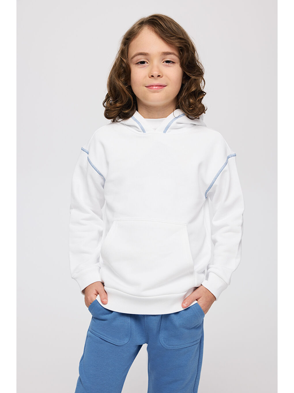 Erkek Çocuk Kapüşonlu Nakışlı Kanguru Cepli Kontrast Dikiş Detaylı Beyaz Sweatshirt-2