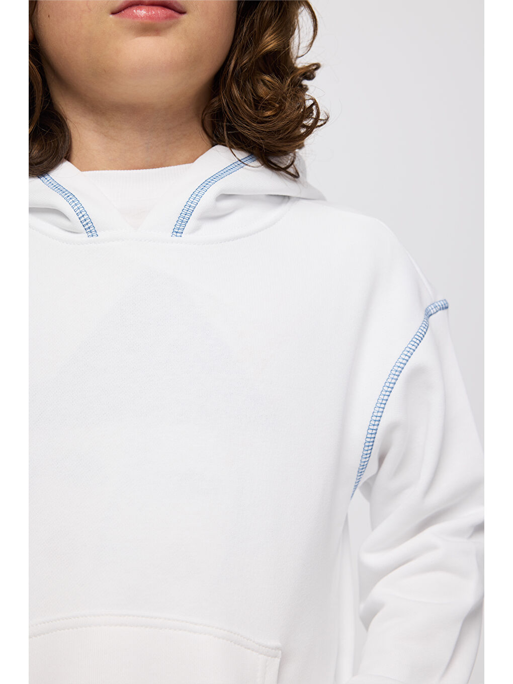 Erkek Çocuk Kapüşonlu Nakışlı Kanguru Cepli Kontrast Dikiş Detaylı Beyaz Sweatshirt-3