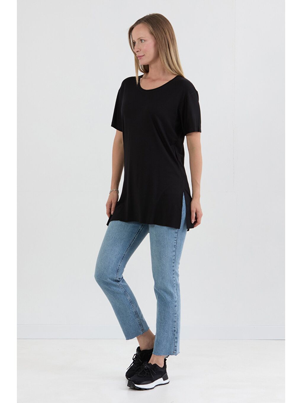 Siyah Basic V Yaka Yanları Yırtmaçlı Elastanlı Salaş Tişört-1