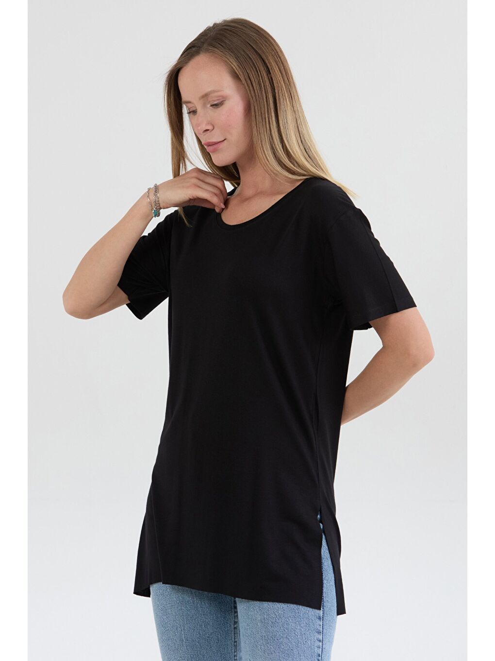 Siyah Basic V Yaka Yanları Yırtmaçlı Elastanlı Salaş Tişört-2