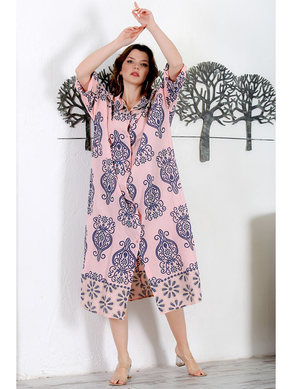 İtalyan Pembe Gömlek Yaka Düğmeli 3/4 Kol Yırtmaçlı Allover Baskılı Oversize Dokuma Elbise 130 72-5