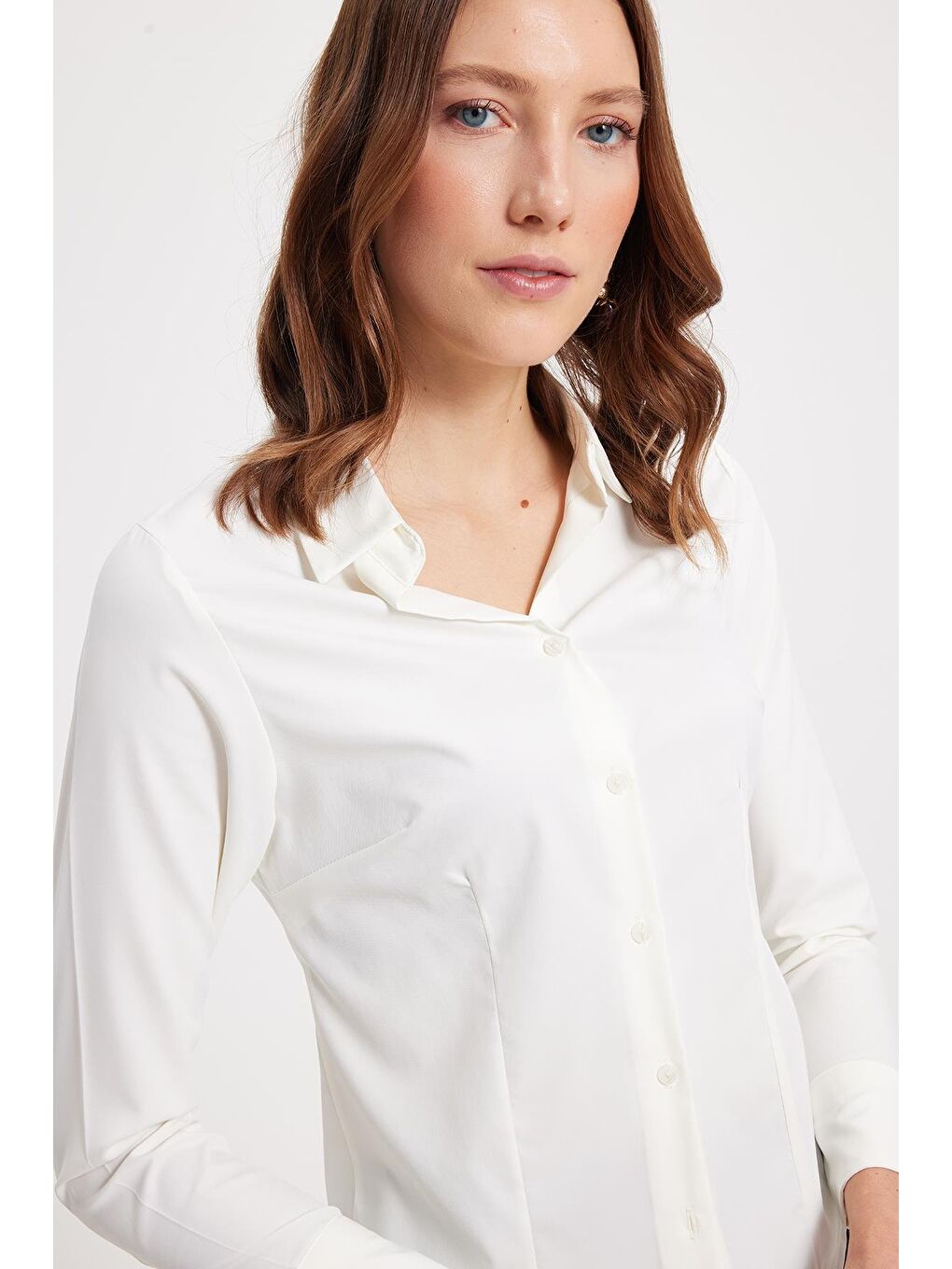 Kadın Slim Fit Dar Kesim Pensli Vucüda Oturan Klasik Yaka Uzun Kollu Elastanlı Ekru Gömlek