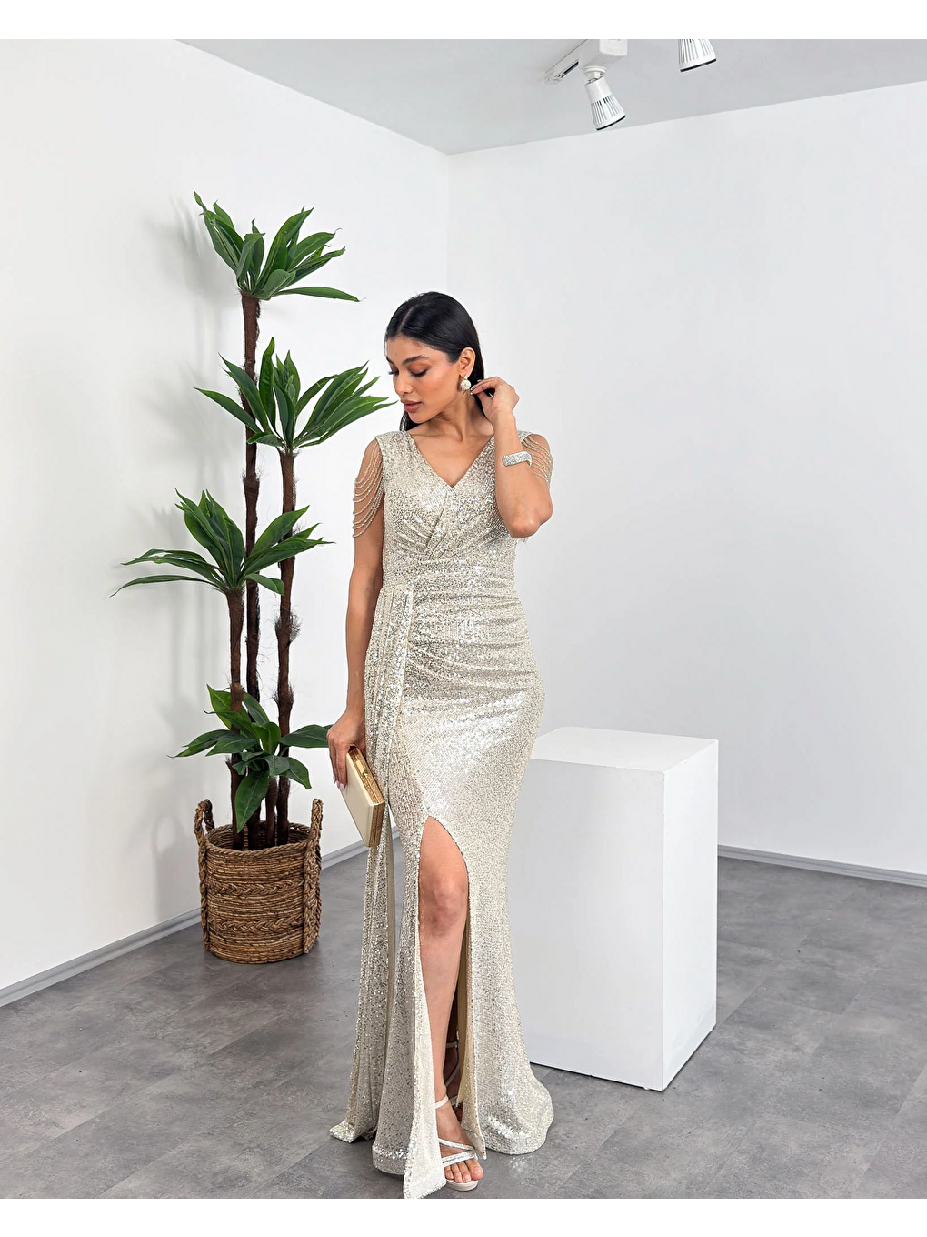 Bej Kruvaze Yaka Omuz Boncuk Detaylı Püsküllü Maxi Kadın Elbise-1