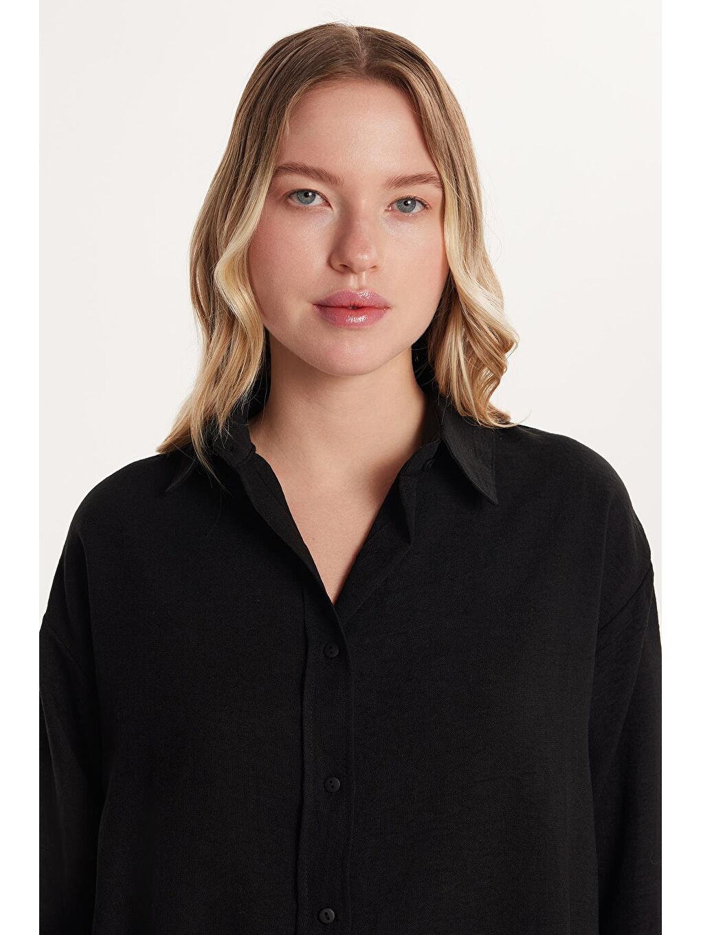 Kadın Slim Fit Dar Kesim Uzun Kollu Klasik Yaka Siyah Gömlek-1