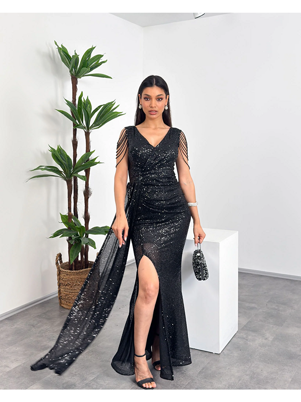 Siyah Kruvaze Yaka Omuz Boncuk Detaylı Püsküllü Maxi Kadın Elbise