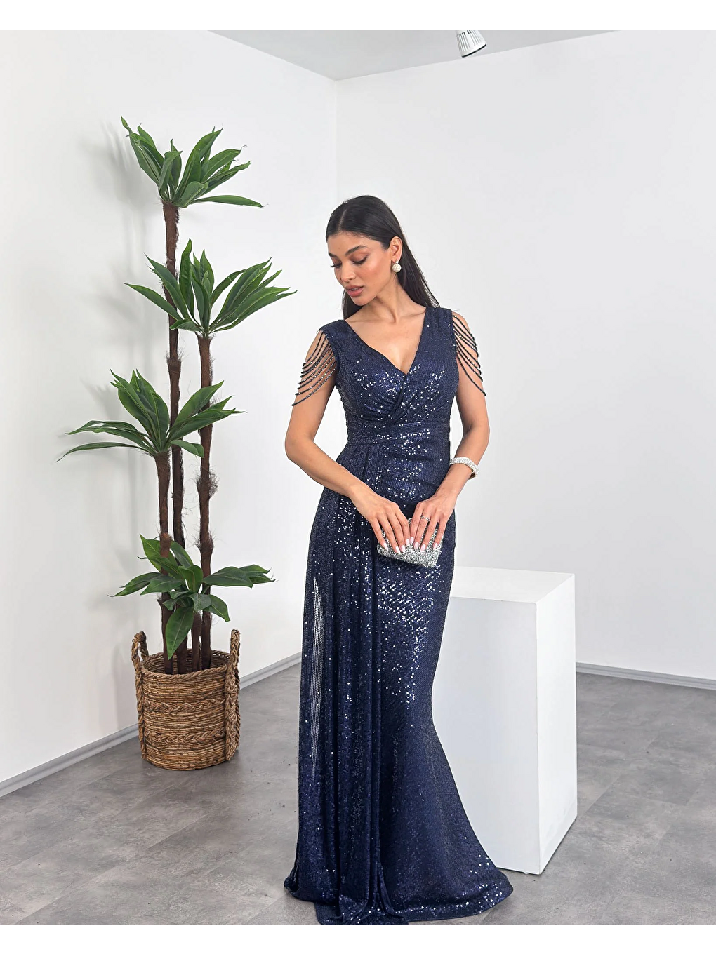 Lacivert Kruvaze Yaka Omuz Boncuk Detaylı Püsküllü Maxi Kadın Elbise-1