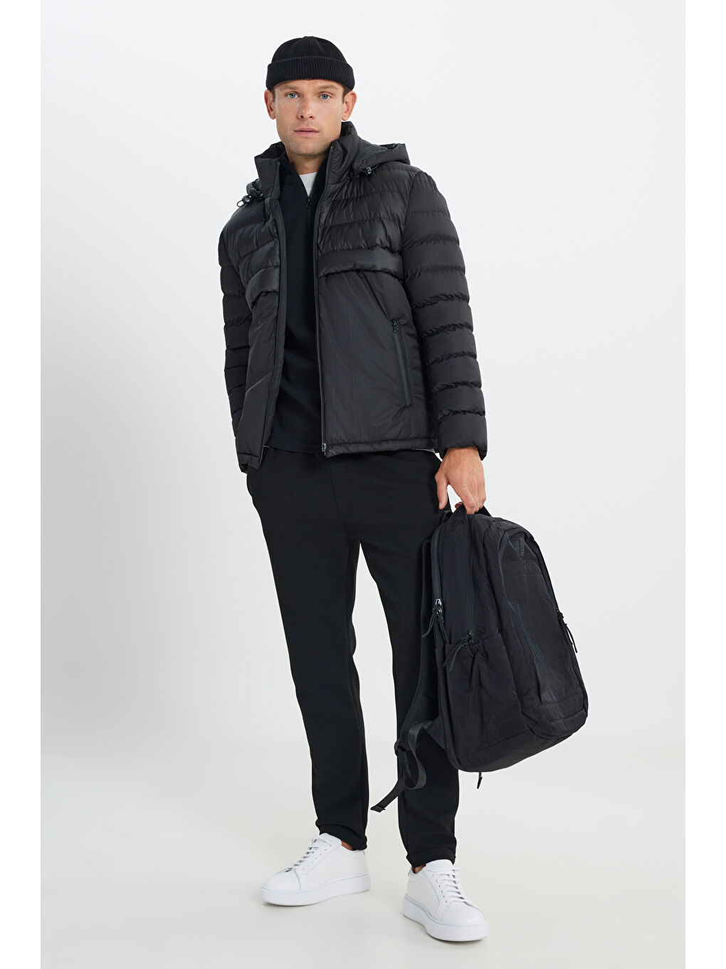 Erkek Siyah Standart Fit Normal Kesim Çıkma Kapüşon Dik Yaka Yan Cepli Mont-1