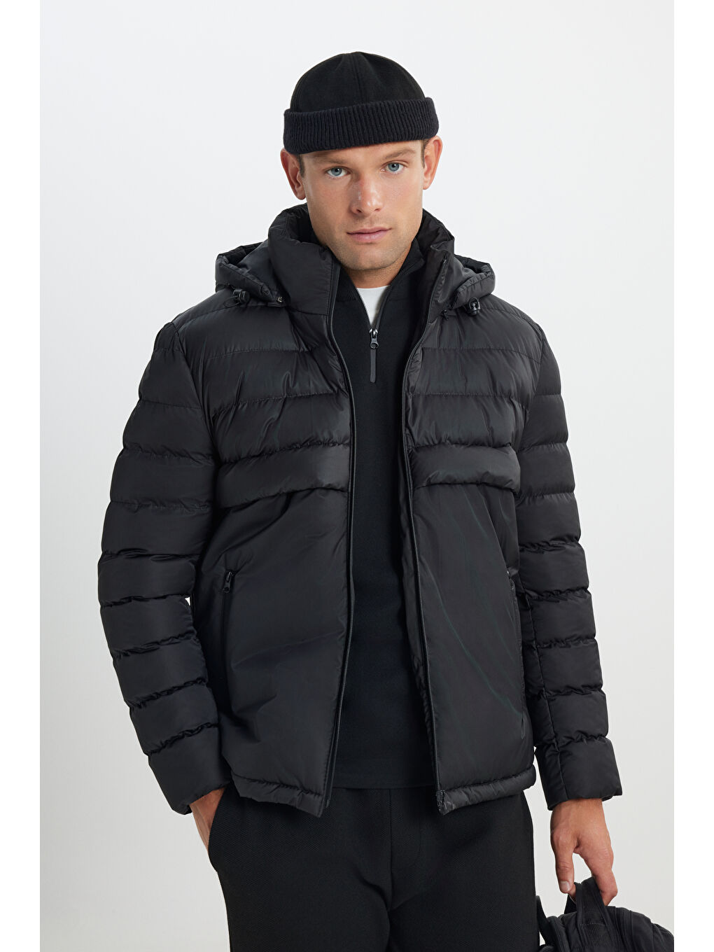 Erkek Siyah Standart Fit Normal Kesim Çıkma Kapüşon Dik Yaka Yan Cepli Mont-2