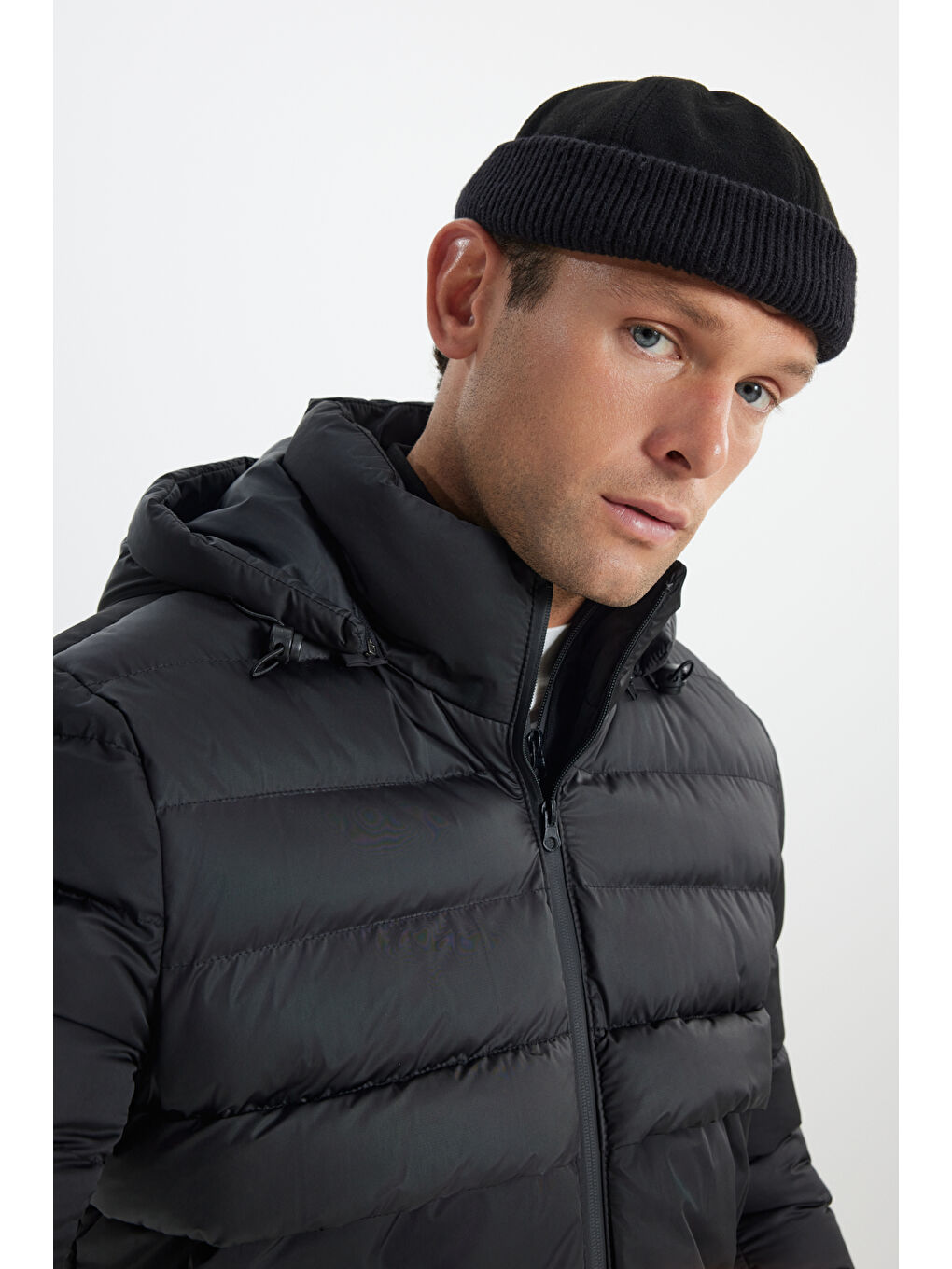 Erkek Siyah Standart Fit Normal Kesim Çıkma Kapüşon Dik Yaka Yan Cepli Mont-3