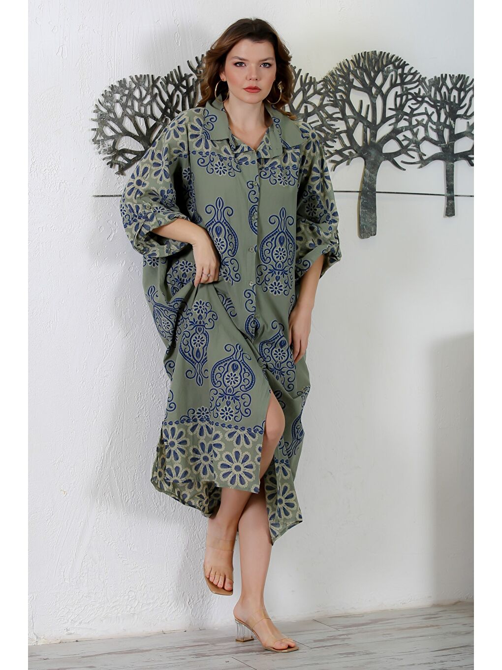 İtalyan Haki Gömlek Yaka Düğmeli 3/4 Kol Yırtmaçlı Allover Baskılı Oversize Dokuma Elbise 130 72