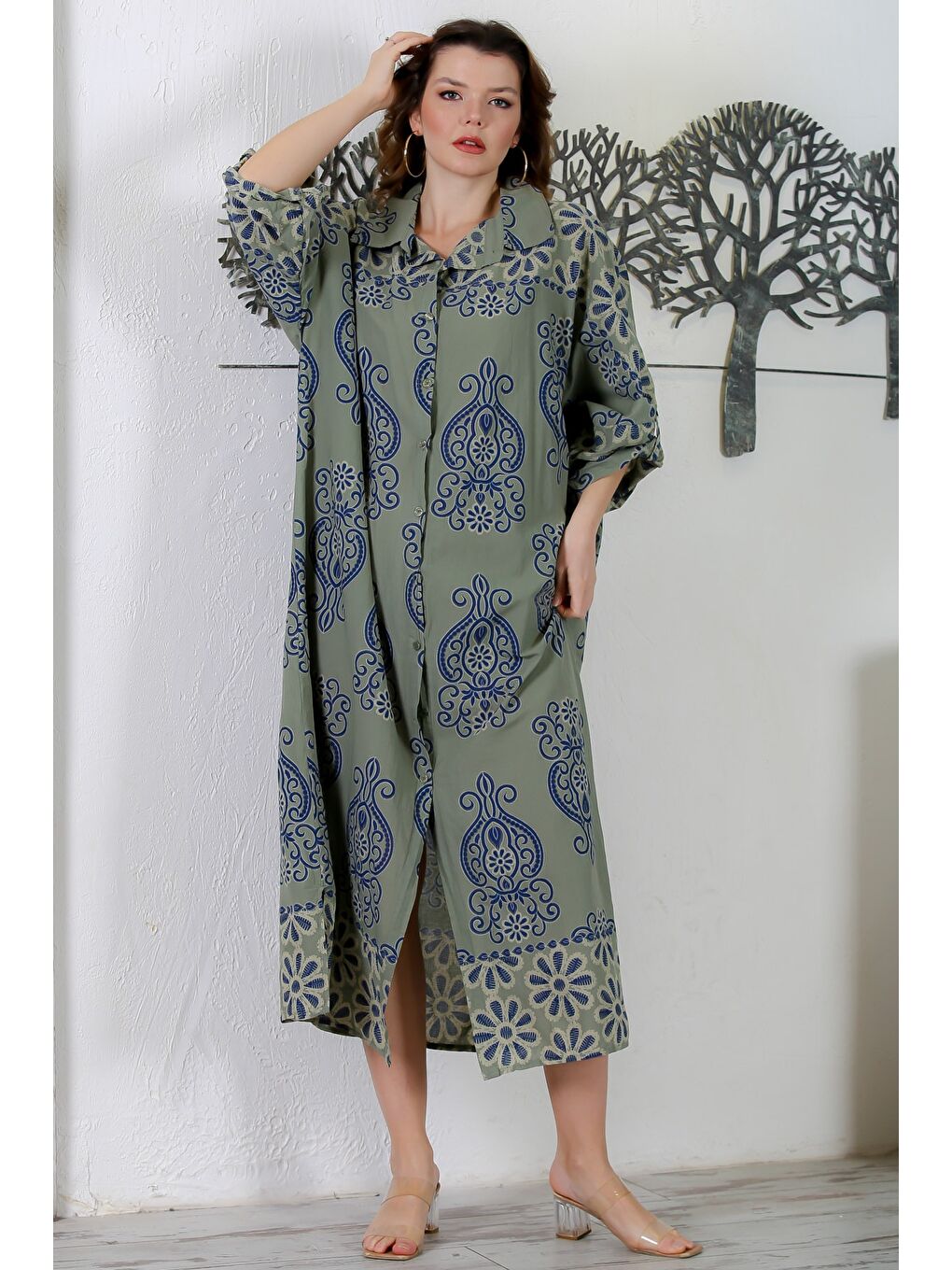 İtalyan Haki Gömlek Yaka Düğmeli 3/4 Kol Yırtmaçlı Allover Baskılı Oversize Dokuma Elbise 130 72-1