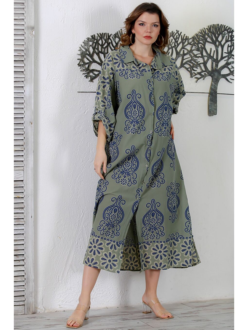 İtalyan Haki Gömlek Yaka Düğmeli 3/4 Kol Yırtmaçlı Allover Baskılı Oversize Dokuma Elbise 130 72-2