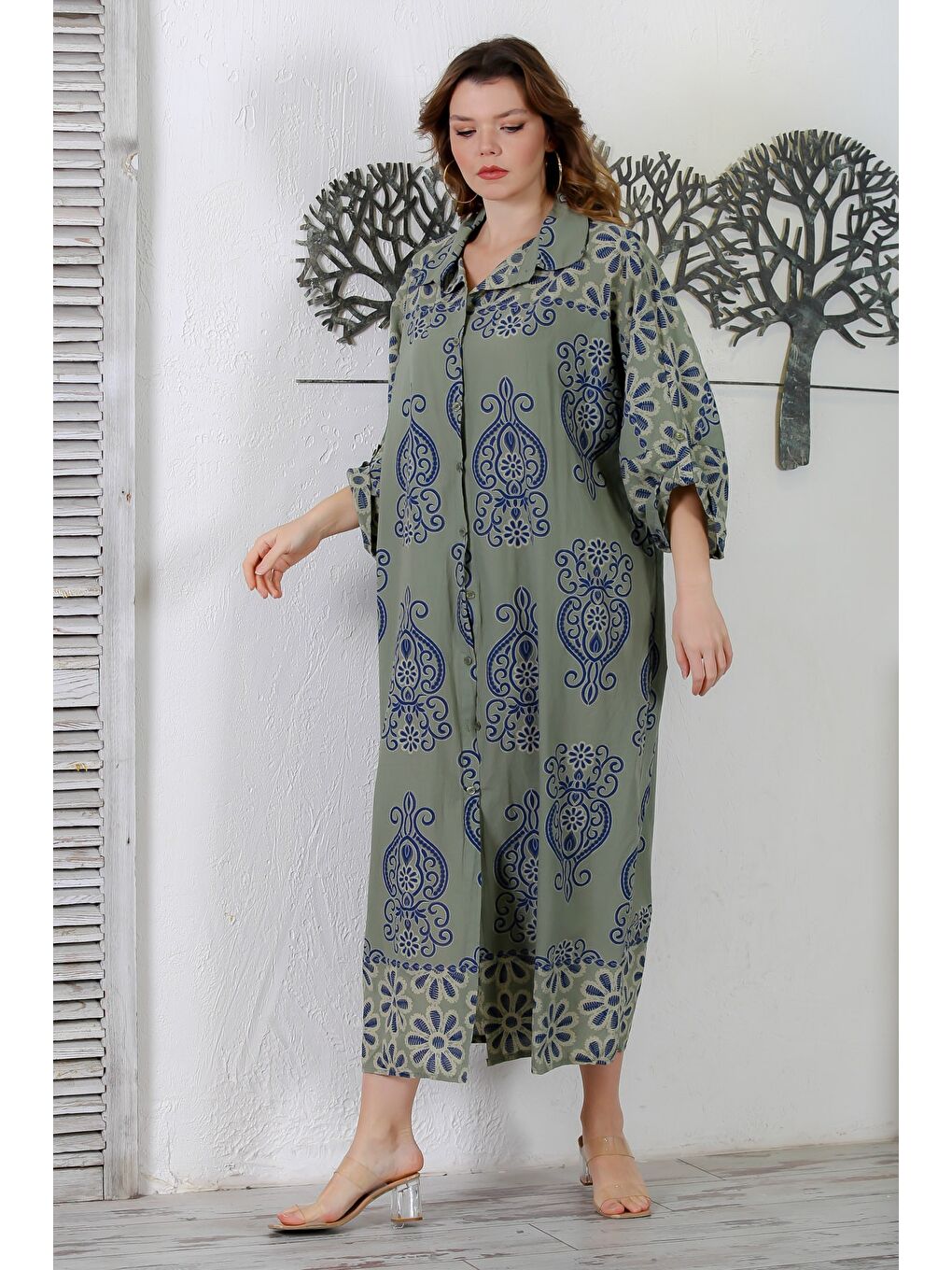 İtalyan Haki Gömlek Yaka Düğmeli 3/4 Kol Yırtmaçlı Allover Baskılı Oversize Dokuma Elbise 130 72-3