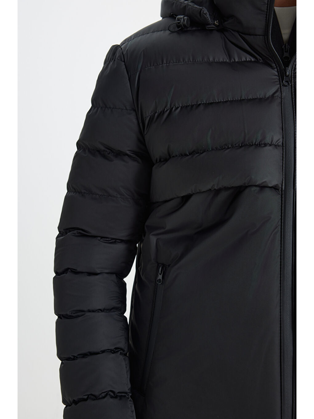 Erkek Siyah Standart Fit Normal Kesim Çıkma Kapüşon Dik Yaka Yan Cepli Mont-4