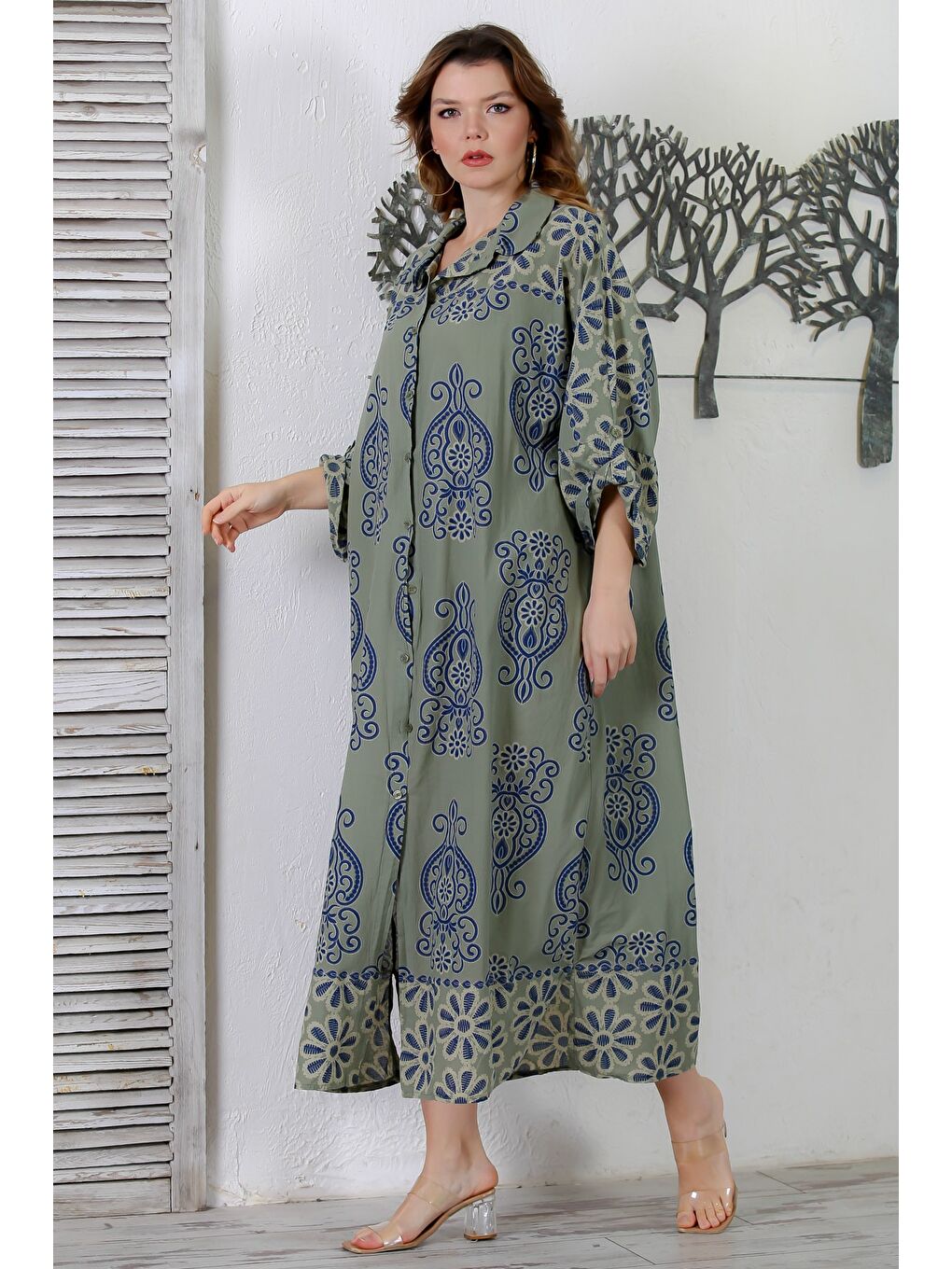 İtalyan Haki Gömlek Yaka Düğmeli 3/4 Kol Yırtmaçlı Allover Baskılı Oversize Dokuma Elbise 130 72-4