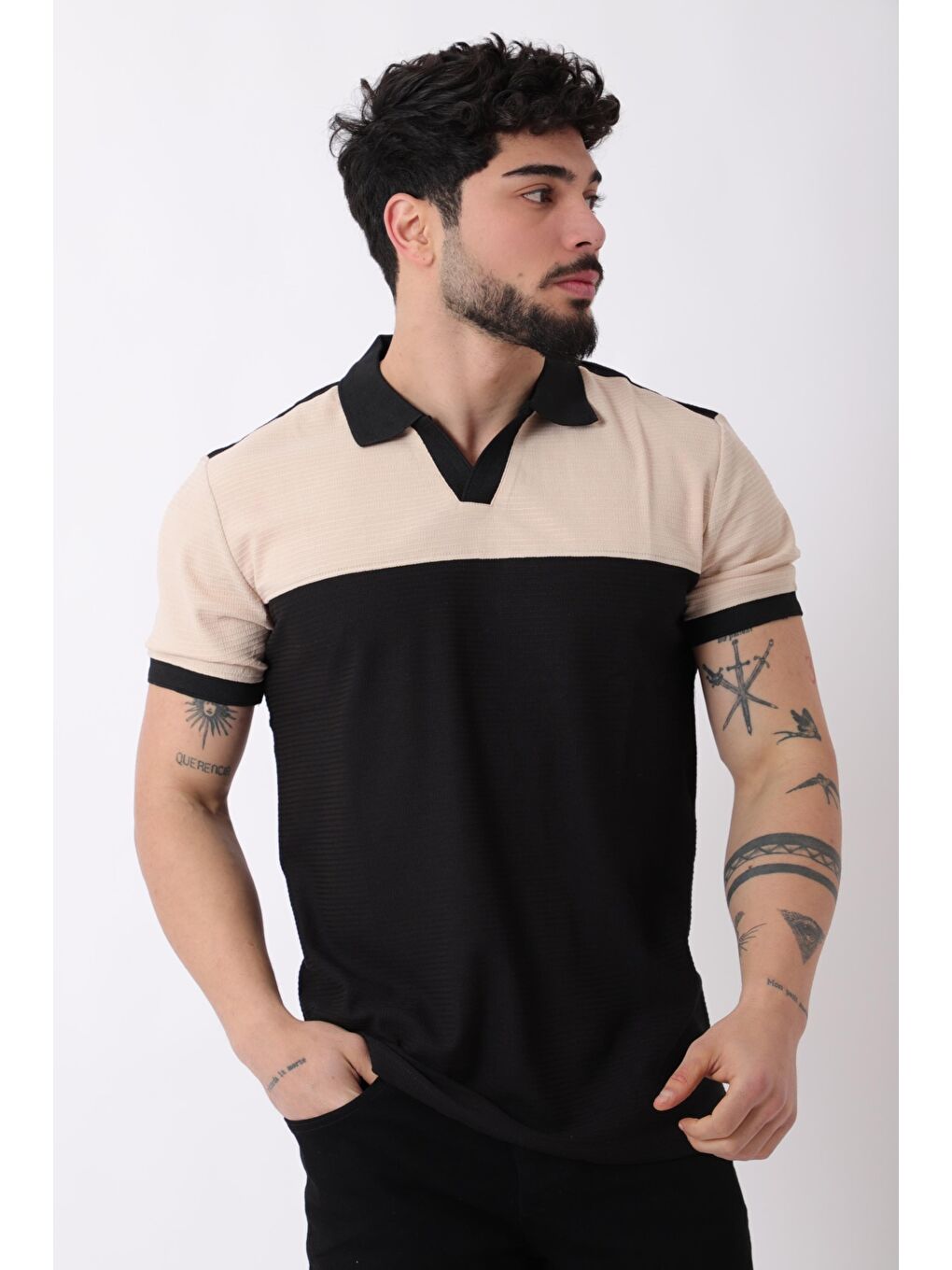 Siyah Apaç Yaka Parçalı Desenli Tişört JS C-1026_30424