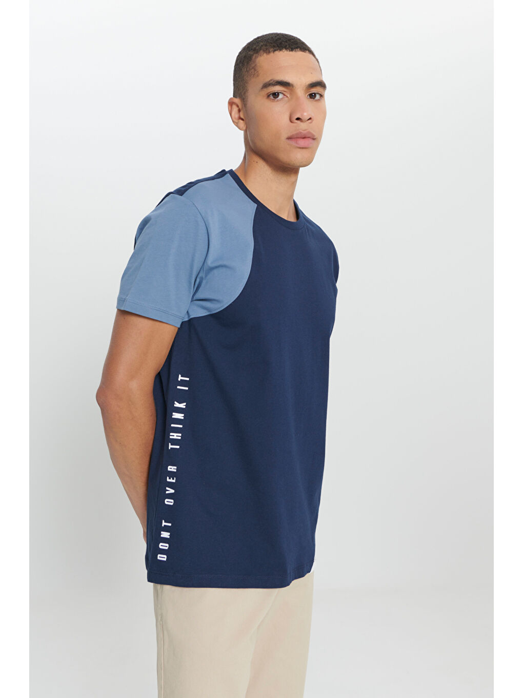 Erkek Lacivert-Bej Standart Fit Normal Kesim %100 Pamuk Baskılı Bisiklet Yaka Tişört