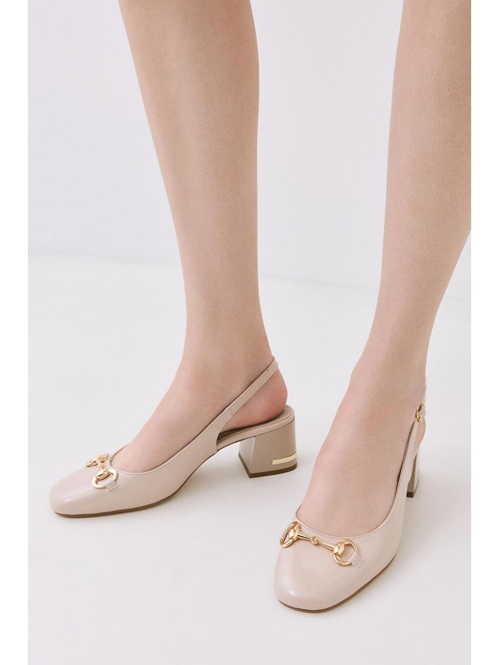 Kadın Rugan Bej Tokalı Arkası Açık Topuklu Ayakkabı