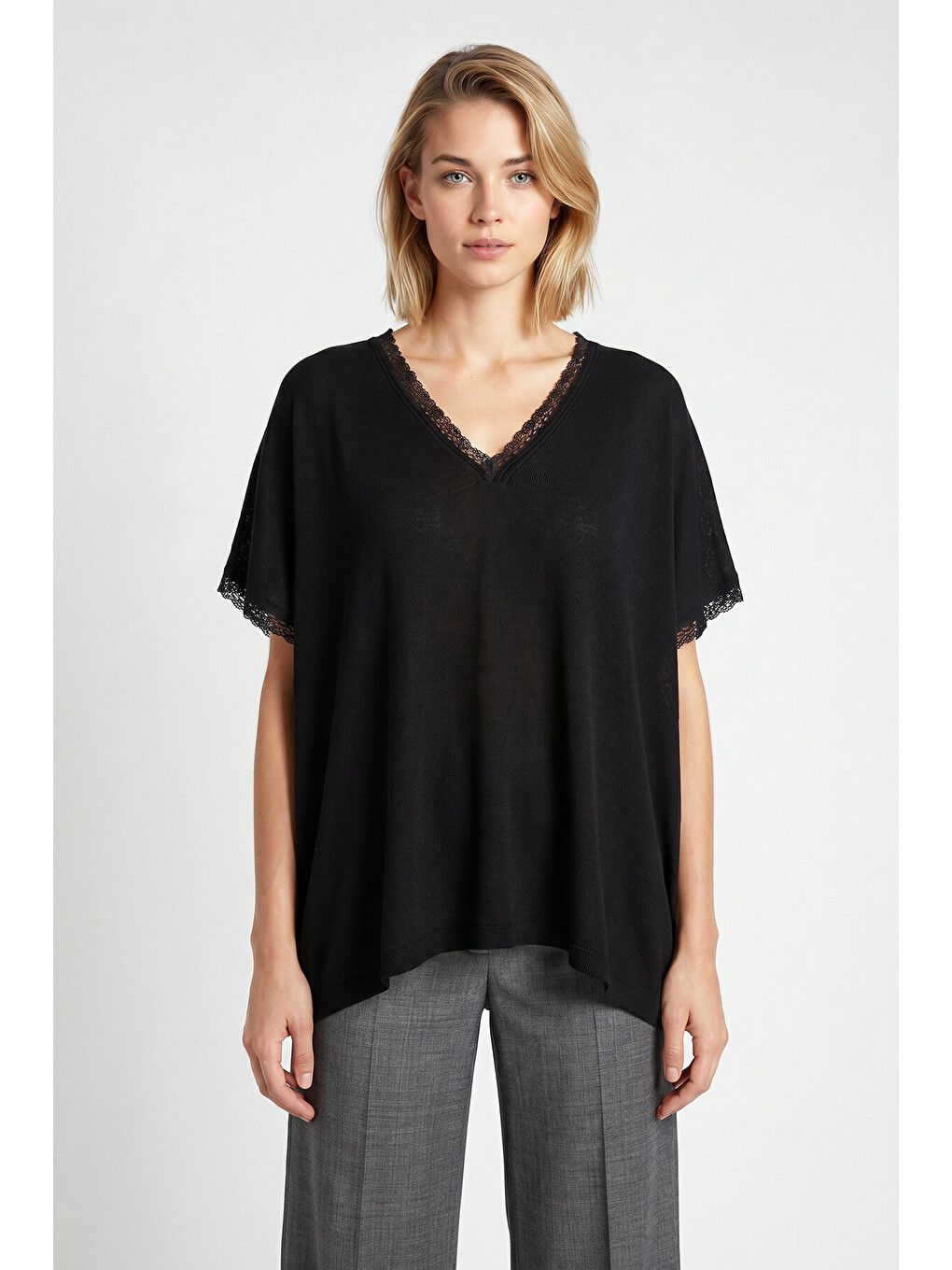 Siyah Dantelli Oversize Mevsimlik Triko Bluz SİYAH LYY0145