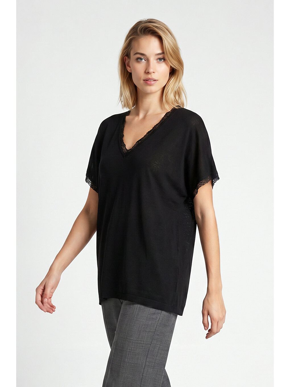 Siyah Dantelli Oversize Mevsimlik Triko Bluz SİYAH LYY0145-4