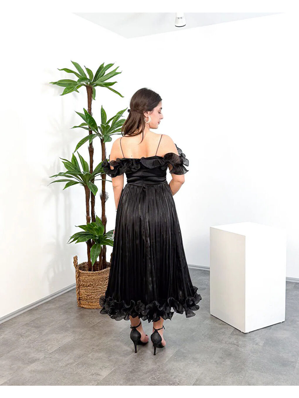 Siyah İp Askılı Midi Elbise – Ön Pencere Detaylı-1