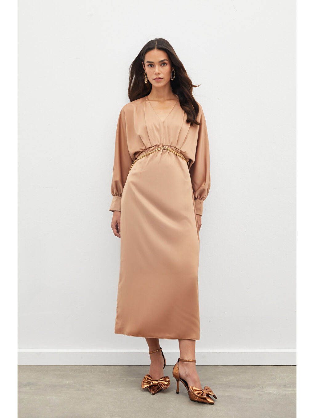 Kahverengi Zincir Kemerli Saten Elbise - Camel