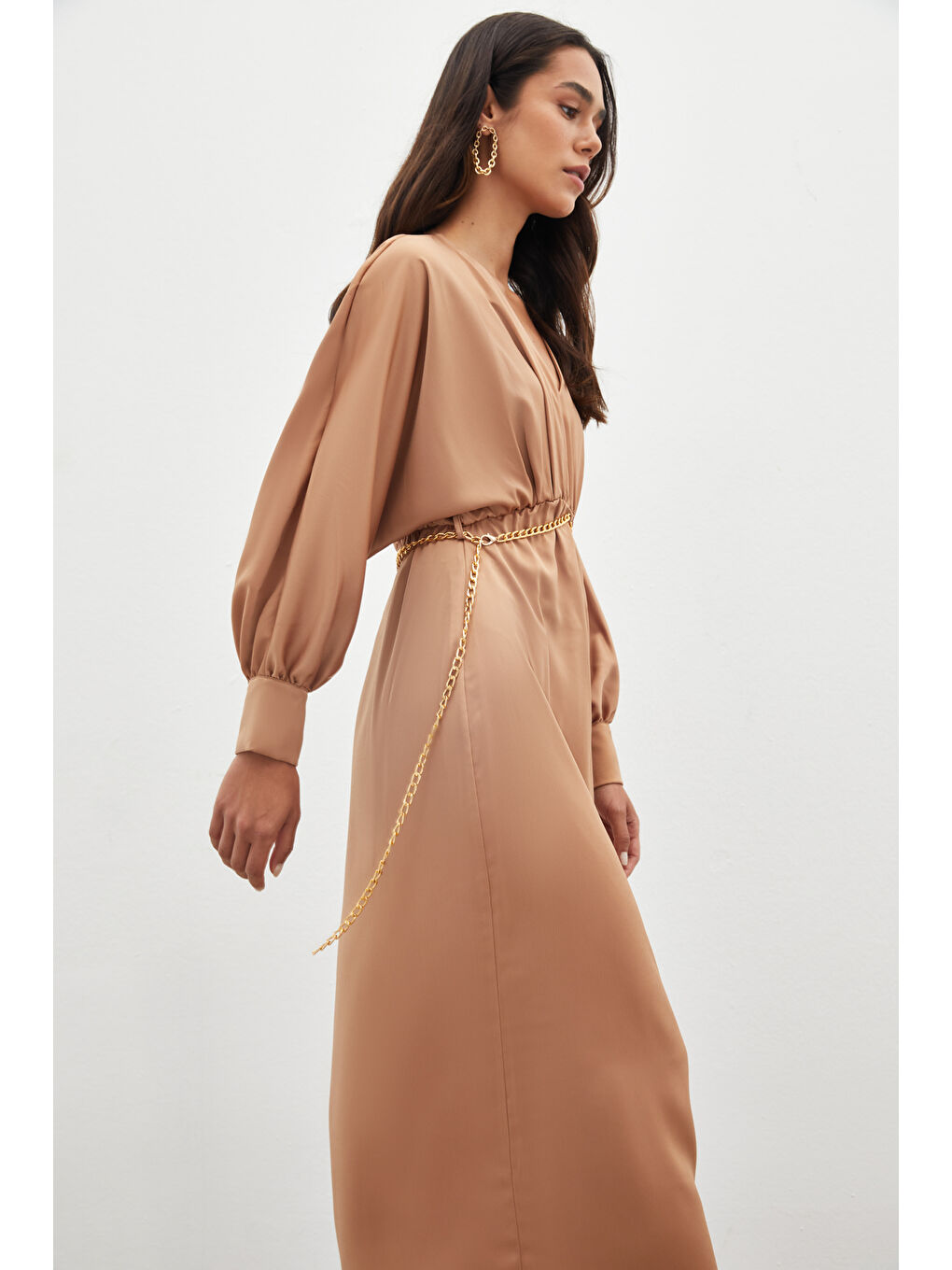 Kahverengi Zincir Kemerli Saten Elbise - Camel-1