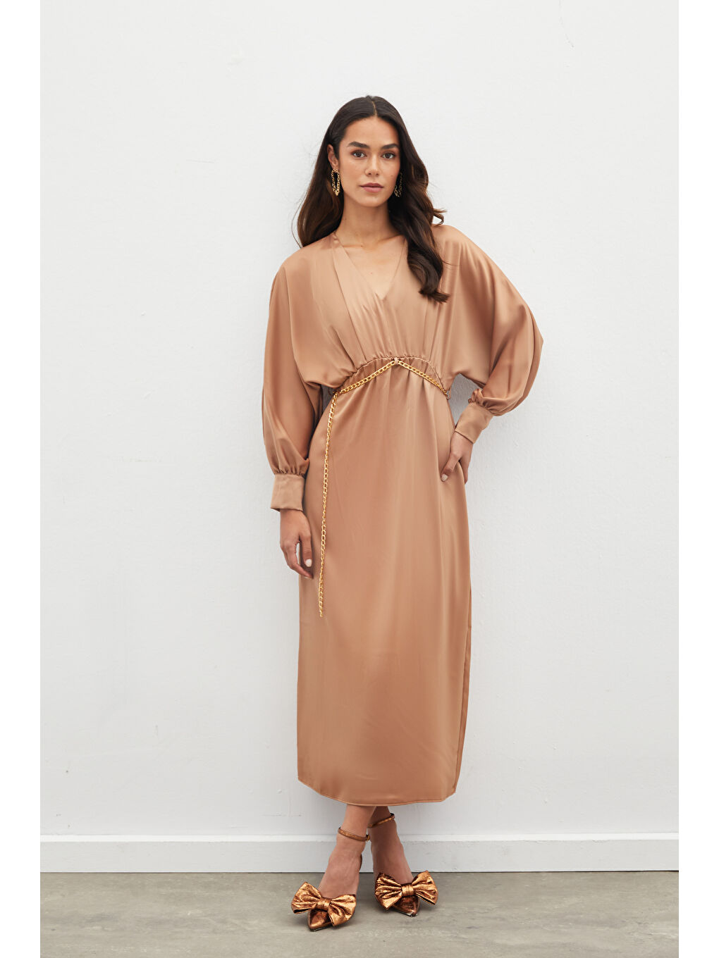 Kahverengi Zincir Kemerli Saten Elbise - Camel-2