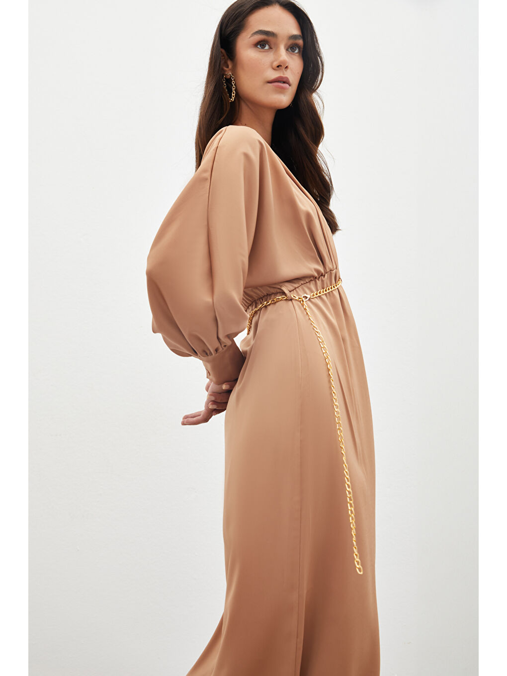 Kahverengi Zincir Kemerli Saten Elbise - Camel-3