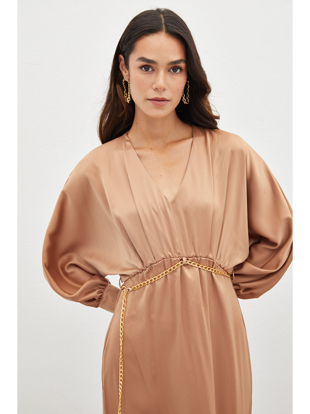 Kahverengi Zincir Kemerli Saten Elbise - Camel-4