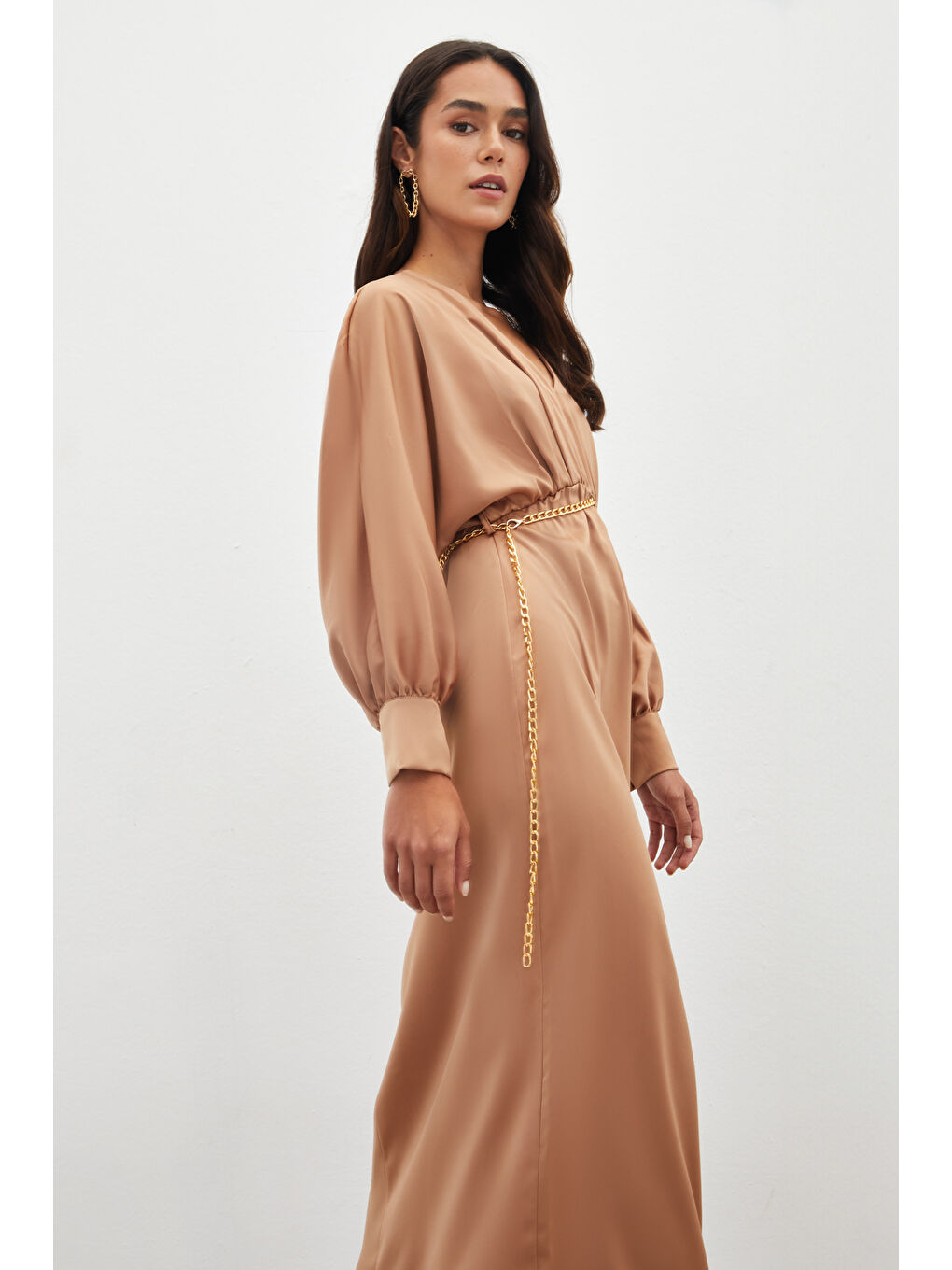 Kahverengi Zincir Kemerli Saten Elbise - Camel-5