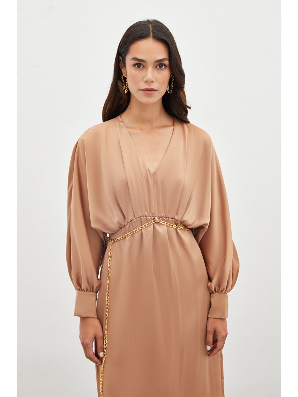 Kahverengi Zincir Kemerli Saten Elbise - Camel-6