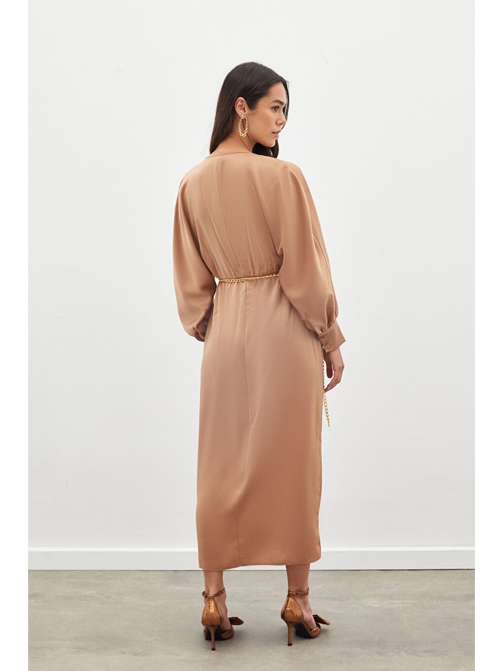 Kahverengi Zincir Kemerli Saten Elbise - Camel-7